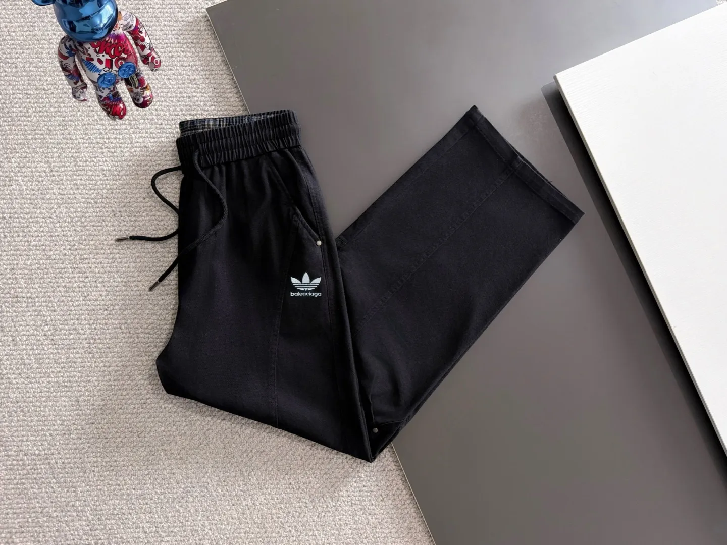 Shipped next day P195 Balenciaga 2026 Summer New Arrival elastic band casual pants, counter-customized fabrics, Breathable, high comfort, impeccable details, brand element design concept, reflecting high quality. It feels delicate and soft! It presents a casual cut and the upper body shape is great! Sizes:S-3XL